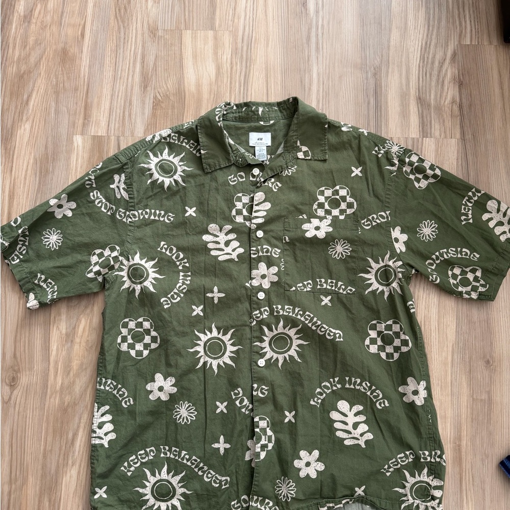 H&M Olive Green Short-Sleeve Button-Down Shirt with White Graphic Print